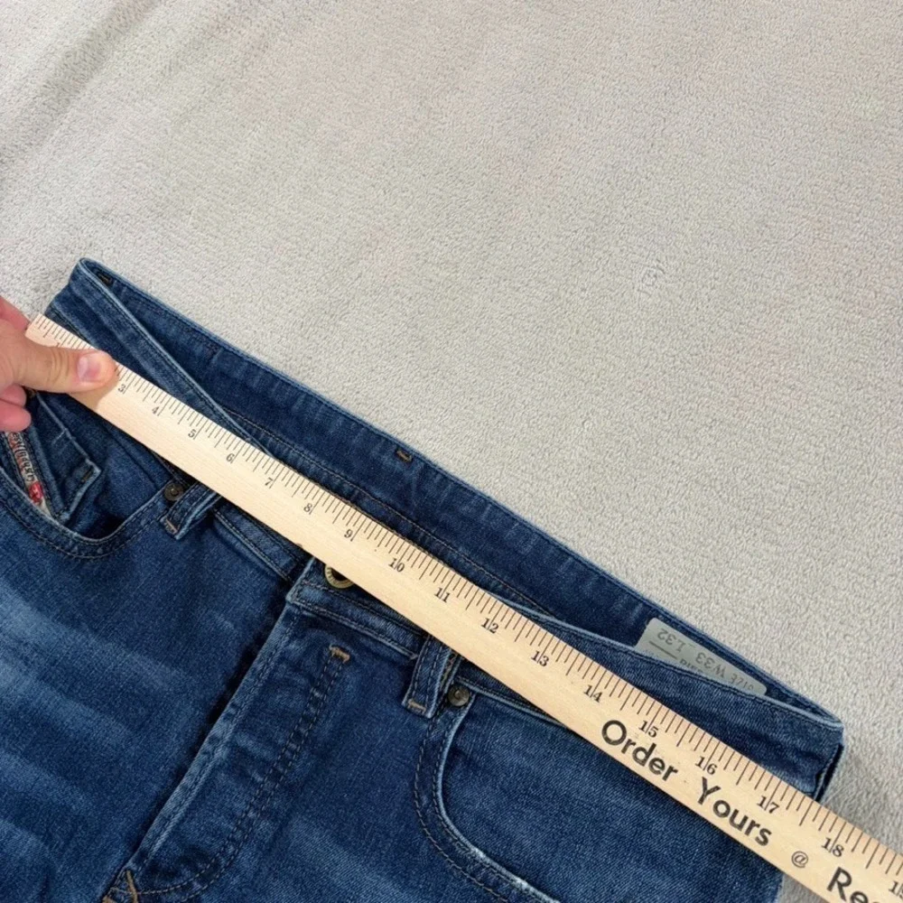 Diesel Regular Slim Tapered Buster Distressed Jeans in 0833F Blue Wash Men 33x32